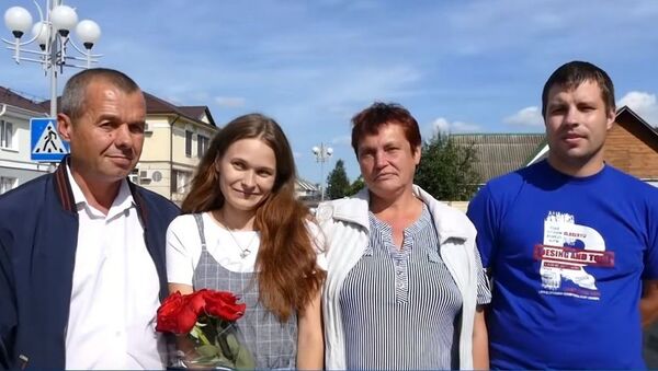 Юля с родителями, которые искали ее 20 лет - Sputnik Lietuva