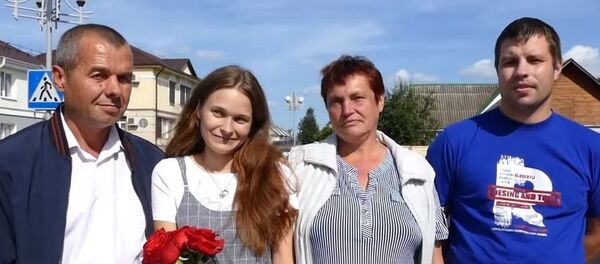 Юля с родителями, которые искали ее 20 лет Юля с родителями, которые искали ее 20 лет - Sputnik Lietuva