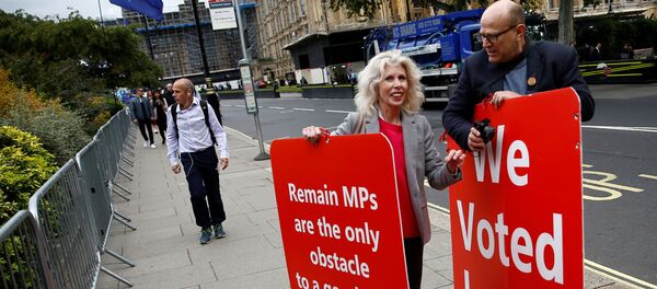 Сторонники Brexit несут плакаты у здания Парламента в Лондоне, Великобритания, 5 сентября 2019 года Сторонники Brexit несут плакаты у здания Парламента в Лондоне, Великобритания, 5 сентября 2019 года - Sputnik Литва