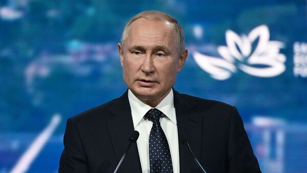 Президент РФ Владимир Путин выступает на пленарном заседании V Восточного экономического форума во Владивостоке, 5 сентября 2019 года - Sputnik Lietuva