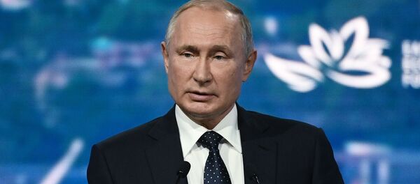 Президент РФ Владимир Путин выступает на пленарном заседании V Восточного экономического форума во Владивостоке, 5 сентября 2019 года - Sputnik Литва