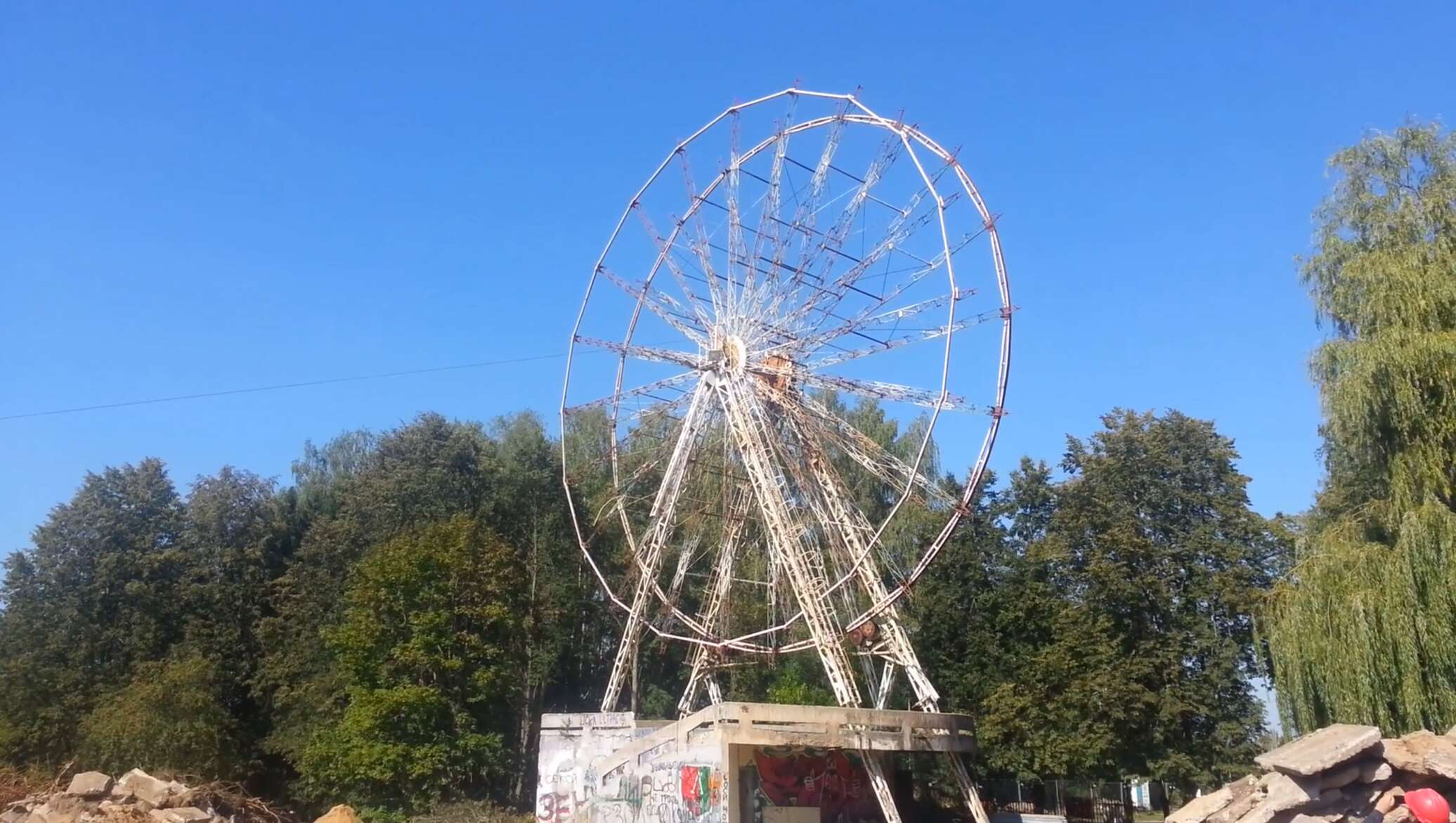 Упавшая с колеса обозрения в энгельсе девушка. Электренай парк аттракционов. Электренай Литва фото. Упавшее колесо обозрения. Парк Европы Литва.