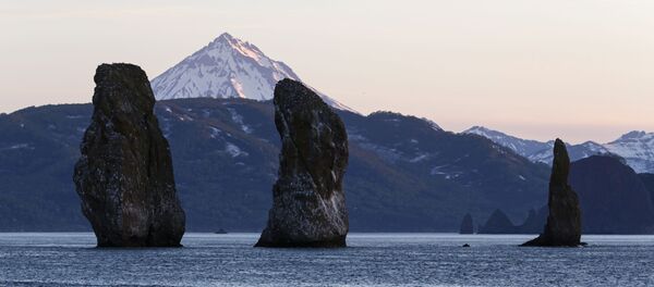 Скалы Три Брата в Авачинской бухте, Камчатка, архивное фото Скалы Три Брата в Авачинской бухте, Камчатка, архивное фото - Sputnik Lietuva