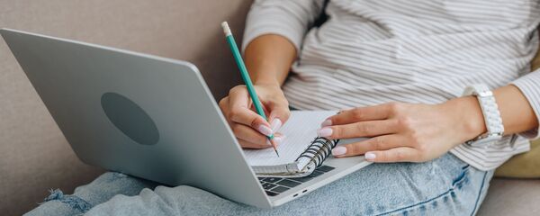 Девушка с блокнотом и ноутбуком, архивное фото - Sputnik Литва