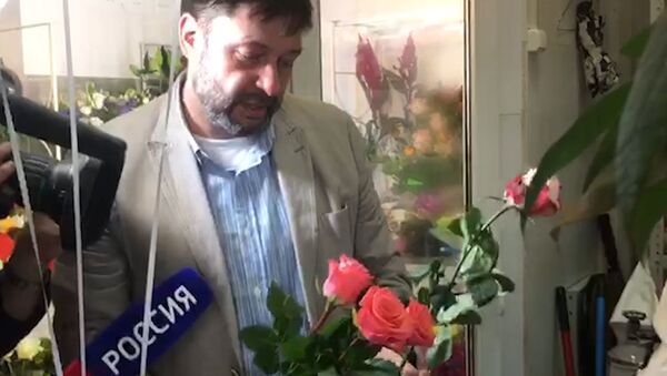 Višinskis nupirko gėlių savo motinai, žmonai ir Tatjanai Moskalkovai - Sputnik Lietuva