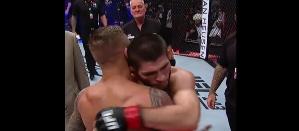 Хабиб выпрыгнул из клетки после победы над Пуарье и обнял президента UFC - Sputnik Lietuva