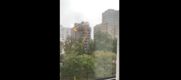 Падение крана на дом в Канаде попало на видео  - Sputnik Литва