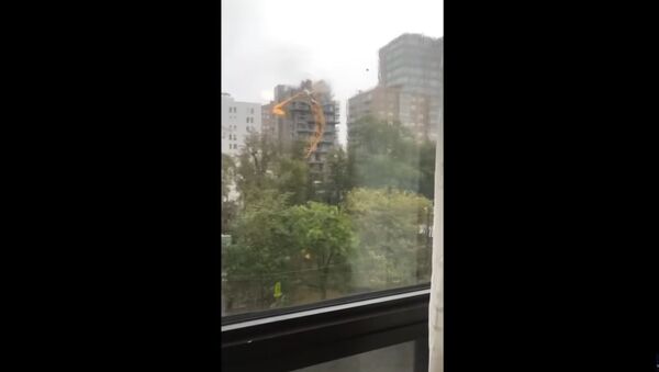 Падение крана на дом в Канаде попало на видео  - Sputnik Литва
