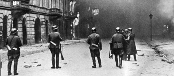 Улицы Варшавы в огне. Кадр из фильма Обыкновенный фашизм, архивное фото Улицы Варшавы в огне. Кадр из фильма Обыкновенный фашизм, архивное фото - Sputnik Lietuva