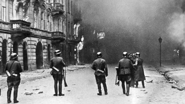 Улицы Варшавы в огне. Кадр из фильма Обыкновенный фашизм, архивное фото - Sputnik Lietuva