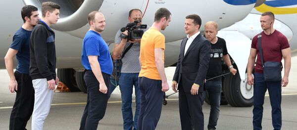 Ukrainos prezidentas Vladimiras Zelenskis pasitinka susitarimo tarp Rusijos ir Ukrainos dėl mainų kaliniais dalyvius - Sputnik Lietuva