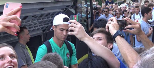 Ronaldo pasirašė autografus Lietuvos gerbėjams Vilniuje Ronaldo pasirašė autografus Lietuvos gerbėjams Vilniuje - Sputnik Lietuva