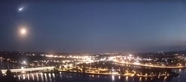 9 сентября жители Латвии наблюдали падение светящегося шара с хвостом, который напоминал метеорит 9 сентября жители Латвии наблюдали падение светящегося шара с хвостом, который напоминал метеорит - Sputnik Lietuva