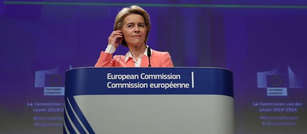 Президент Европейской комиссии Урсула фон дер Лейен выступает на пресс-конференции в штаб-квартире Комиссии ЕС в Брюсселе, 10 октября 2019 года - Sputnik Литва