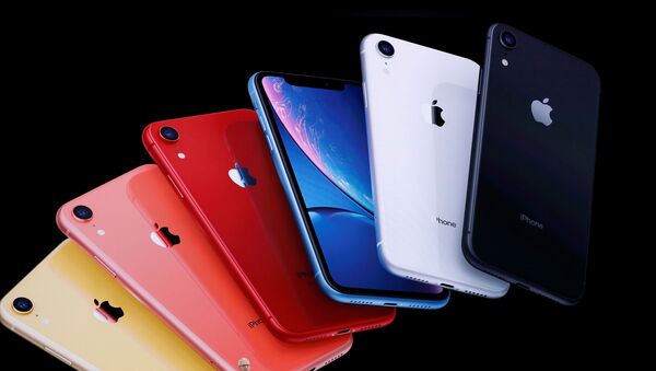 Тим Кук представляет новый iPhone 11 на мероприятии Apple в их штаб-квартире в Купертино, штат Калифорния, США, 10 сентября 2019 года - Sputnik Lietuva