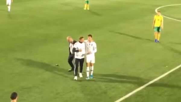 Фанат подбегает к Криштиану Роналду, когда он покидает поле в матче с Литвой - Sputnik Lietuva