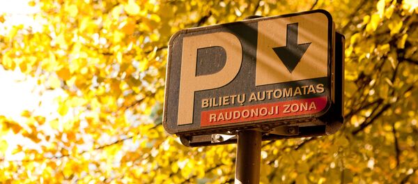 Знак стоянки на улице Вильнюса, текст на литовском языке: автомат оплаты, красная зона, архивное фото - Sputnik Литва