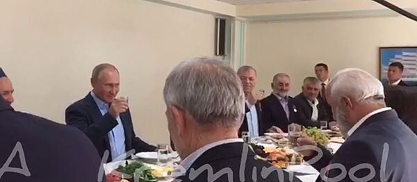 Сказал-сделал. Спустя 20 лет Путин выпил рюмку водки с ополченцами в Дагестане - Sputnik Литва