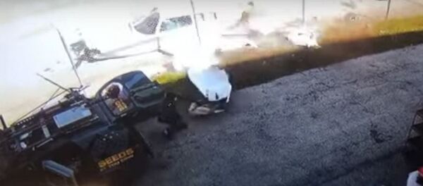 Amerikietis per stebuklą spėjo išsilenkti krintančio lėktuvo Amerikietis per stebuklą spėjo išsilenkti krintančio lėktuvo - Sputnik Lietuva