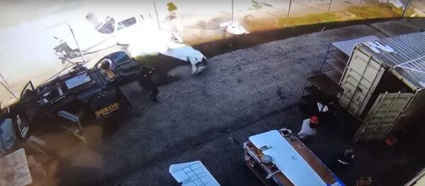 Американец чудом успел увернуться от падающего самолета - Sputnik Литва