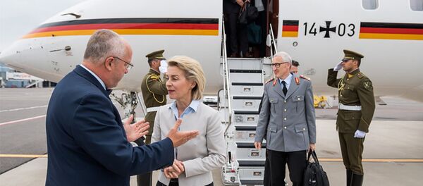 Министр обороны Германии Урсула фон дер Ляйен прилетела в Вильнюс Министр обороны Германии Урсула фон дер Ляйен прилетела в Вильнюс - Sputnik Литва