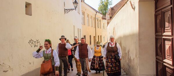 Люди в национальных костюмах в Вильнюсе - Sputnik Литва