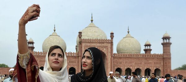 Пакистанские мусульманки делают селфи Пакистанские мусульманки делают селфи - Sputnik Литва