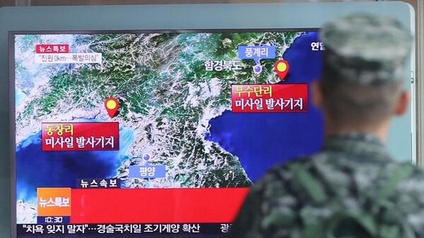 Южнокорейский солдат смотрит репортаж о сейсмической активности из-за северокорейского ядерного испытания - Sputnik Литва