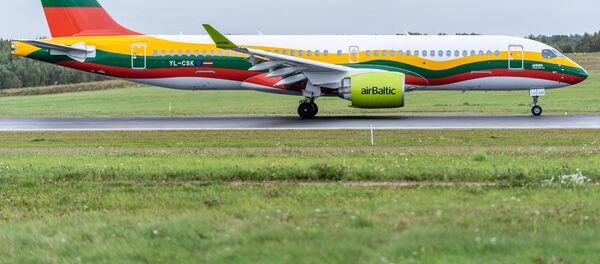 Самолет airBaltic в цветах литовского флага  - Sputnik Литва