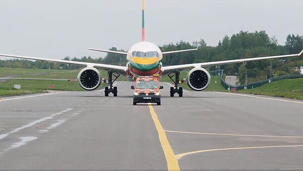 Самолет в цветах литовского флага приземлился в Вильнюсе - Sputnik Литва