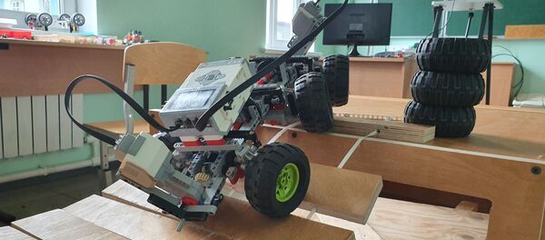 Управляемая модель, сконструированная на уроке робототехники - Sputnik Литва