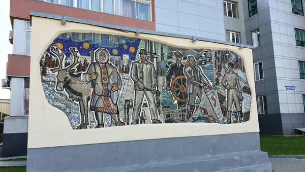 Мозаика у здания городской администрации дает представление о профессиях населения Сахалина - Sputnik Литва