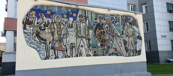 Мозаика у здания городской администрации дает представление о профессиях населения Сахалина Мозаика у здания городской администрации дает представление о профессиях населения Сахалина - Sputnik Литва