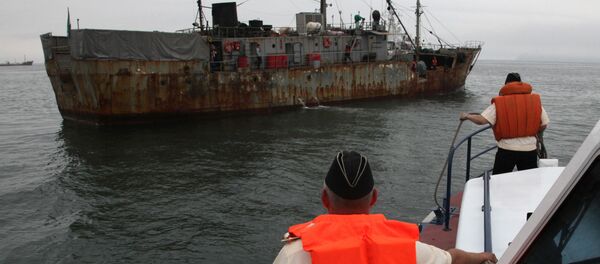 Приморские пограничники задержали иностранную шхуну в Японском море, архивное фото - Sputnik Lietuva