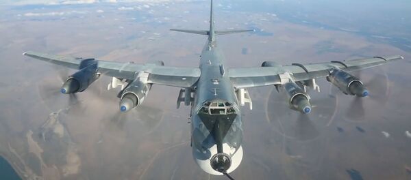 Нанесение авиаударов Ту-95МС крылатыми ракетами ХА-101 по объектам террористов в Сирии - Sputnik Литва