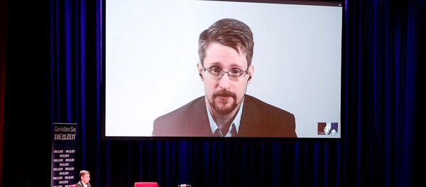 Эдвард Сноуден говорит по видеосвязи, принимая участие в дискуссии, 17 сентября 2019 года - Sputnik Литва