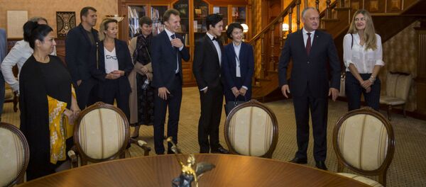 Встреча президента Молдовы Игоря Додона с участниками Международного телевизионного фестиваля ТЭФИ-Содружество-2019 - Sputnik Литва