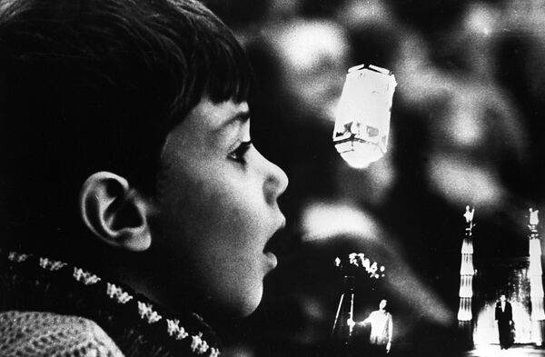 Юный зритель на цирковом представлении артиста цирка и иллюзиониста Игоря Кио на арене Московского цирка на Цветном бульваре. 1967 год - Sputnik Литва