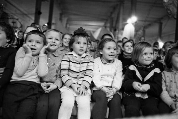 Дети на цирковом представлении в ЦВЗ Манеж в Москве. 1969 год - Sputnik Литва
