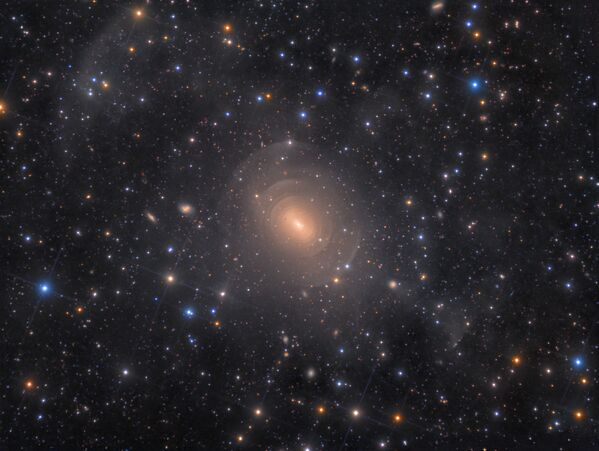 Снимок Shells of Elliptical Galaxy NGC 3923 in Hydra  датского фотографа Rolf Wahl Olsen , занявший 1 место в категории GALAXIES конкурса Insight Investment Astronomy Photographer of the Year 2019  - Sputnik Литва