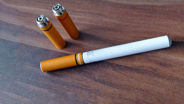 Электронная сигарета, архивное фото - Sputnik Литва