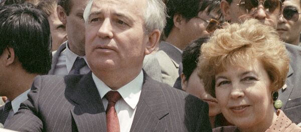 Председатель Президиума Верховного Совета СССР Михаил Горбачев с супругой Раисой во время посещения Великой китайской стены Председатель Президиума Верховного Совета СССР Михаил Горбачев с супругой Раисой во время посещения Великой китайской стены - Sputnik Lietuva