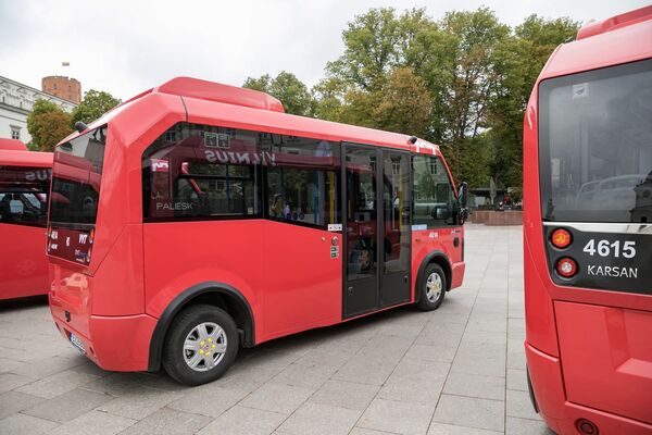 Vilniuje pristatyti pirmieji Lietuvoje elektriniai autobusai Vilniuje pristatyti pirmieji Lietuvoje elektriniai autobusai - Sputnik Lietuva