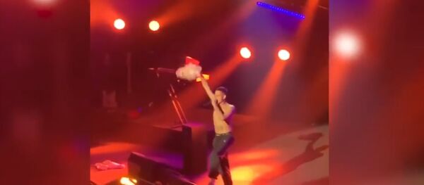 Britų reperis į sceną atnešė nukirstą Boriso Džonsono galvą  - Sputnik Lietuva