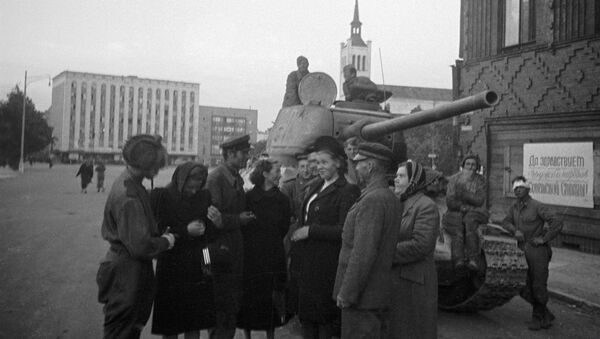 Жители беседуют с советскими танкистами, освободившими Таллин, 22 сентября 1944 года - Sputnik Литва