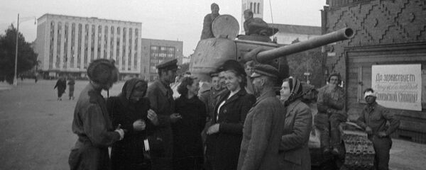 Жители беседуют с советскими танкистами, освободившими Таллин, 22 сентября 1944 года - Sputnik Литва