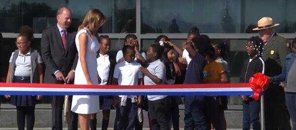 Меланья Трамп попала в неловкую ситуацию на открытии монумента Вашингтону - Sputnik Литва