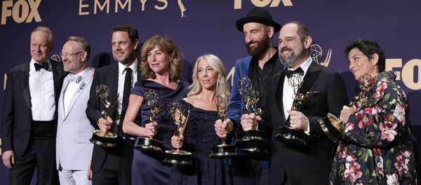 Актеры и съемочная группа Чернобыля позируют со своей выдающейся наградой, 23 сентября 2019 года - Sputnik Литва