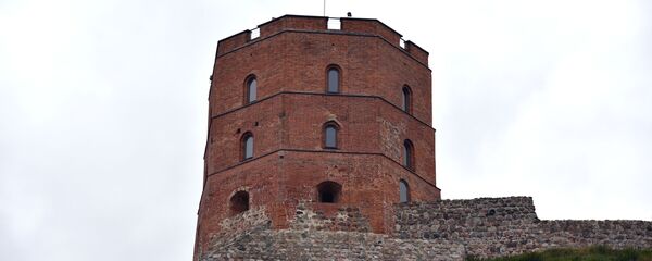 Башня Гедеминаса с литовским флагом, архивное фото - Sputnik Литва