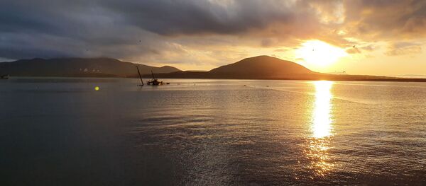 На побережье Охотского моря природа бесплатно демонстрирует чудесные закаты. На побережье Охотского моря природа бесплатно демонстрирует чудесные закаты. - Sputnik Литва